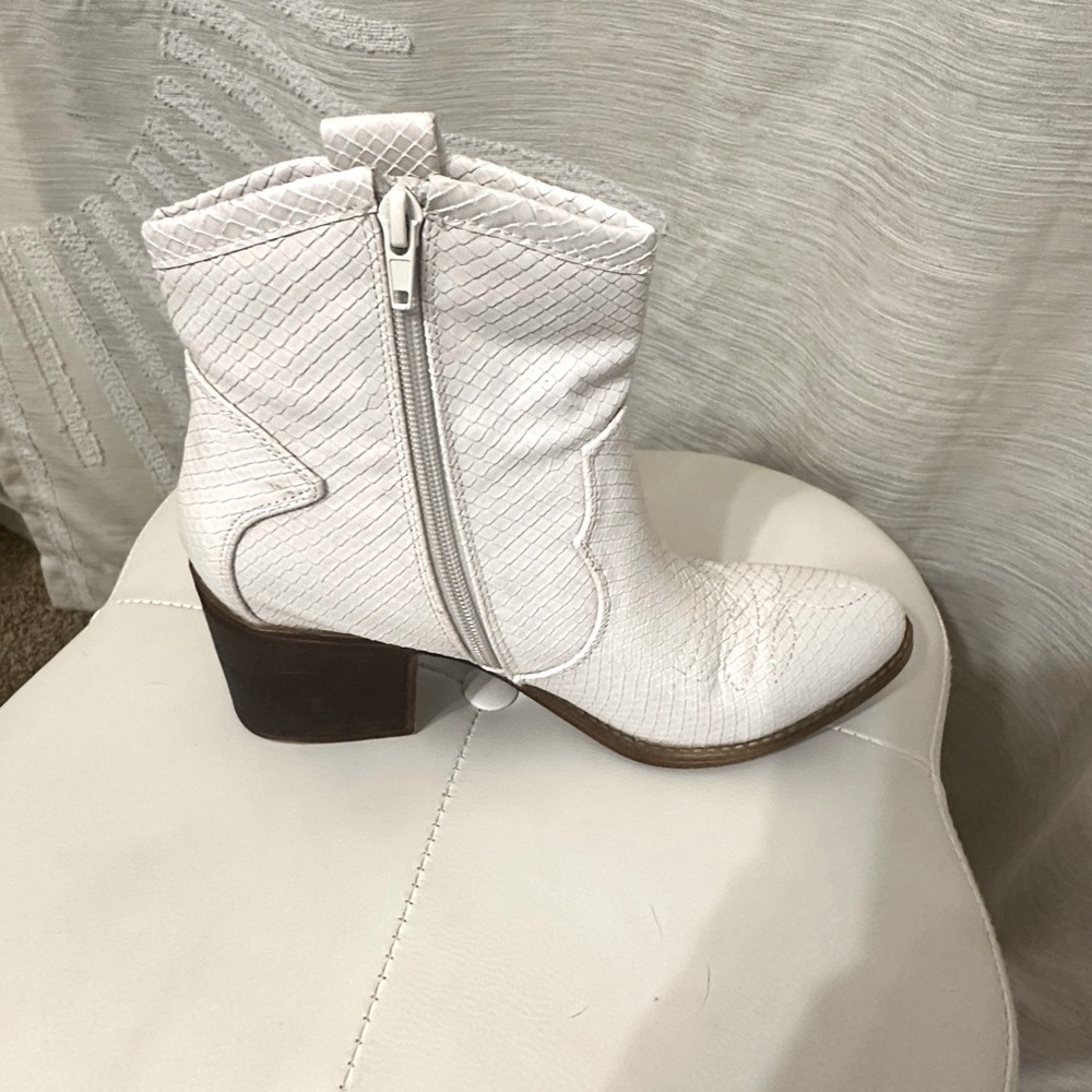 Dirty Laundry White Snake Skin Ankle Boots👢